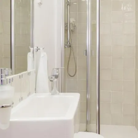 Amazing Rooftop Terrace With River And Historic View 4 Bedrooms 4 Bathrooms Ac 19th Century Building Chiado דירה *