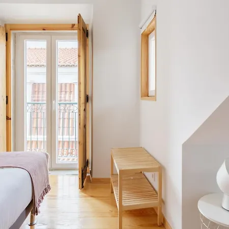 Amazing Rooftop Terrace With River And Historic View 4 Bedrooms 4 Bathrooms Ac 19th Century Building Chiado アパート リスボン