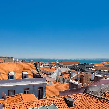 Amazing Rooftop Terrace With River And Historic View 4 Bedrooms 4 Bathrooms Ac 19th Century Building Chiado リスボン